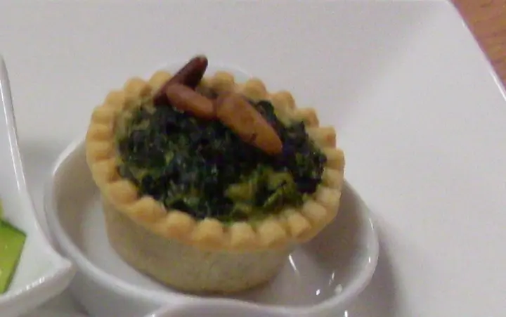 Mini - Quiche mit Spinat und Pinienkernen