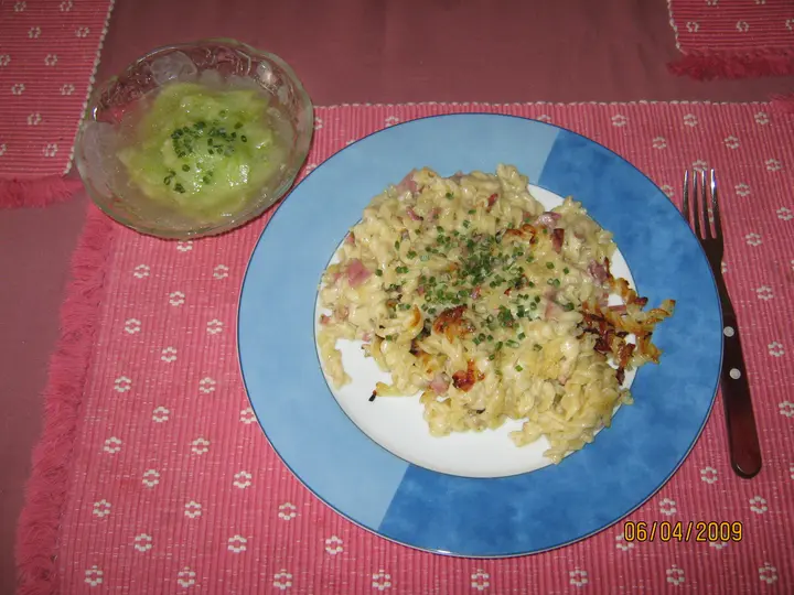 Nudelauflauf mit Schinken & Gurkensalat