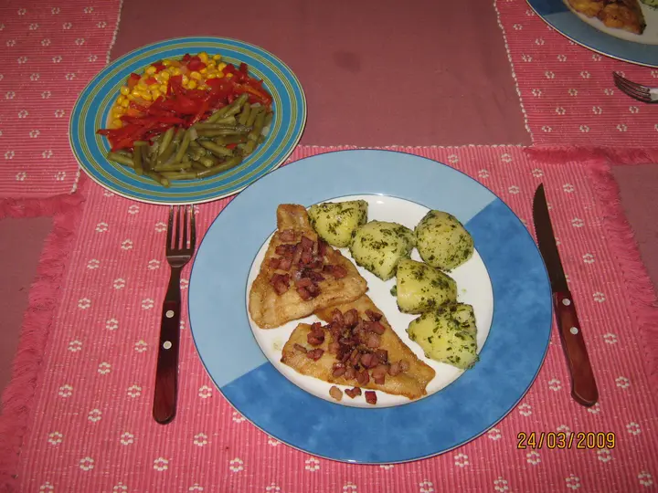 Schollefilet „Rustikal“ mit Petersilerdäpfeln & Salatgarnitur