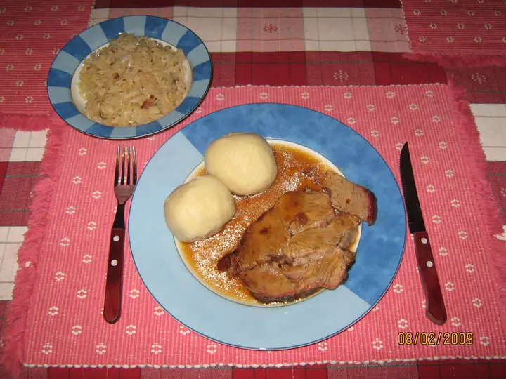 Schopfbraten mit Erdäpfelknödeln & Warmer Krautsalat