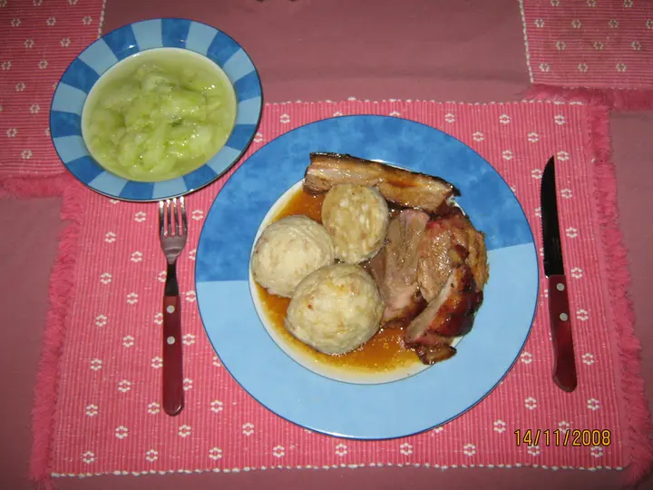 Schweinsbraten mit Semmelknödel & Gurkensalat