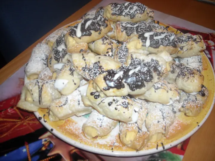 Mürbteigrollen mit zweierlei Füllungen