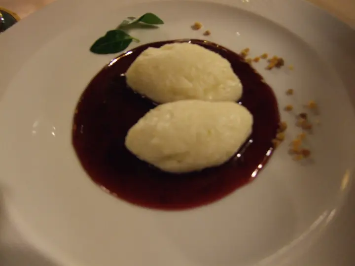 Topfengrießnockerl auf Fruchtsauce