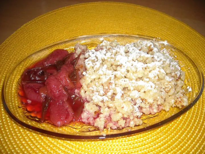 Topfenriebel mit Zwetschkenkompott