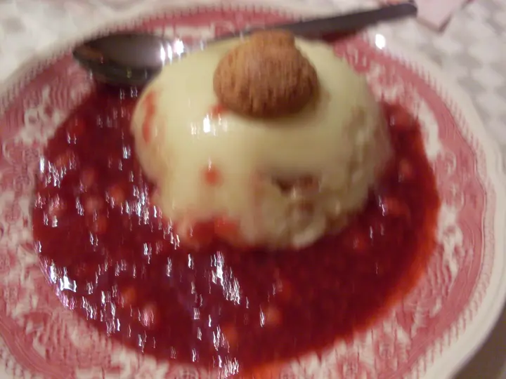 Vanilleflammerie mit Himbeer - Granatapfelsauce