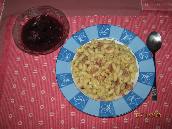Wursthörnchen mit Roter Rübensalat