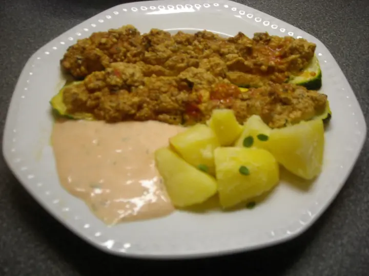 Zucchini mit Kürbiskern - Käsekruste und Rosa Schnittlauchsauce