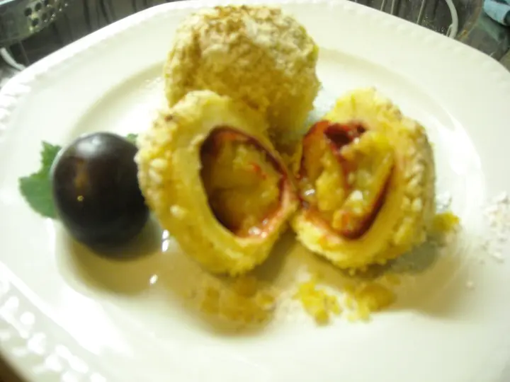 Zwetschkenknödel aus Brandteig