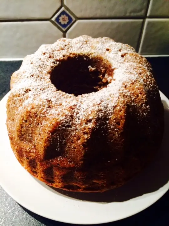 Apfel-Nuss Gugelhupf