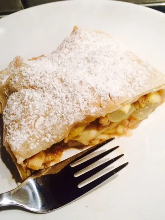 Apfel-Weintrauben Strudel