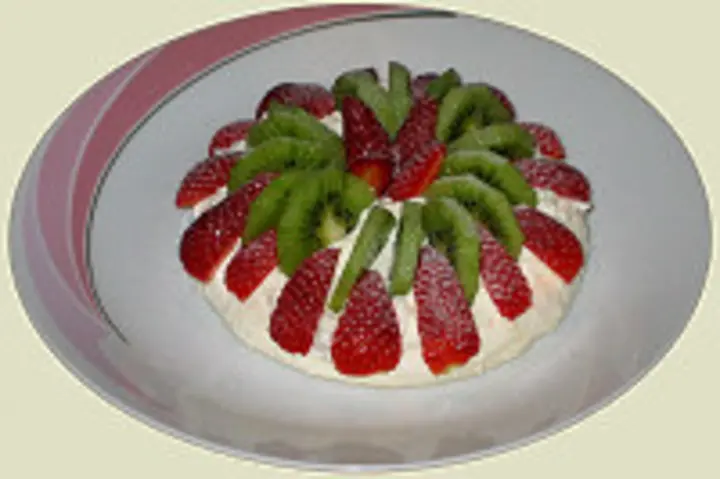 Pavlova mit frischen Früchten 