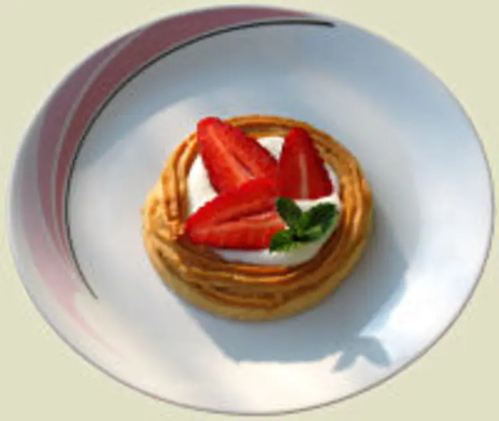 Marzipan-Nester mit Erdbeeren