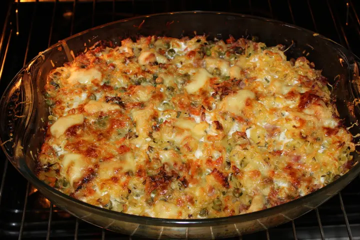 Nudelauflauf mit Gemüse und Schinken