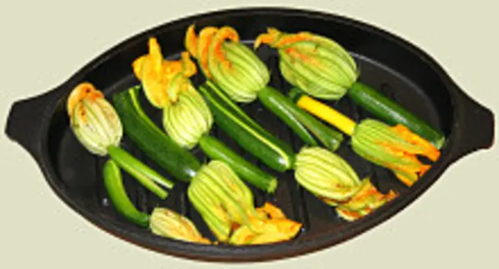Zucchiniblüten mit Champignonfülle