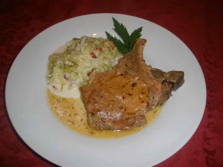 Schopfkotelett mit Rahmchinkohl