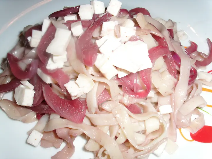 Bandnudeln mit roten Zwiebeln