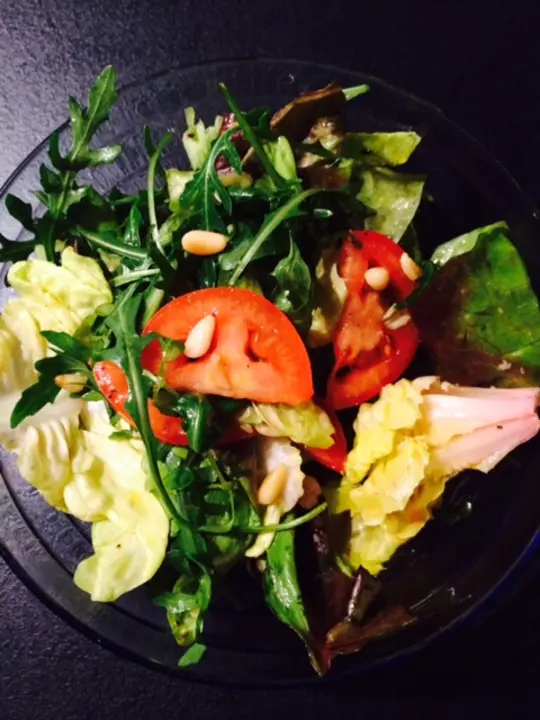 DRESSING mit Basilikum und Pinienkernen