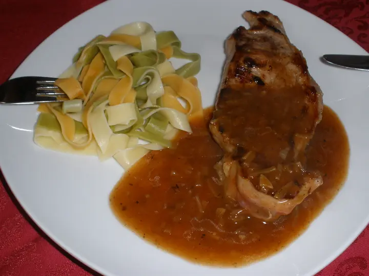 Beiried in Rotwein-Zwiebel Soße