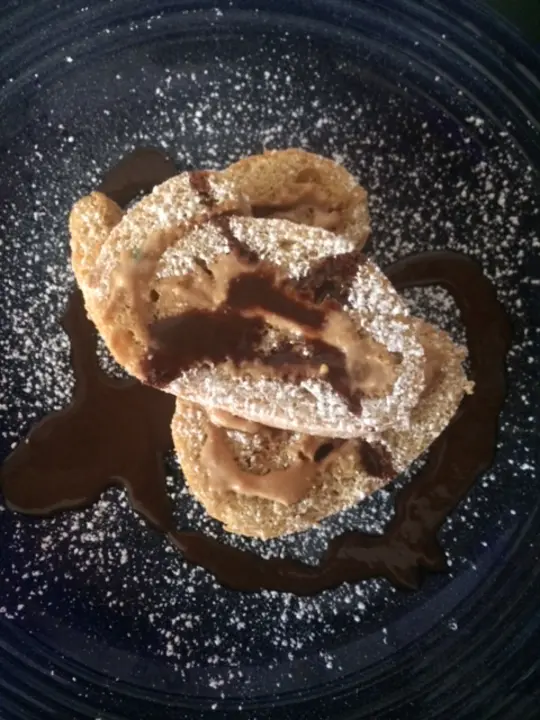 Biskuitroulade mit Baileys-Kaffeecreme