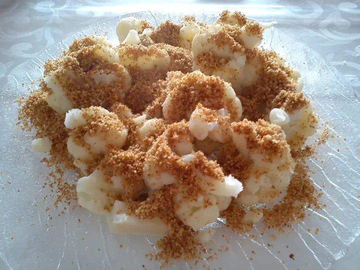 Blumenkohl mit Semmelbröseln