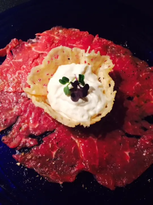 Carpaccio mit Knoblauch Dip im Parmesan Schälchen