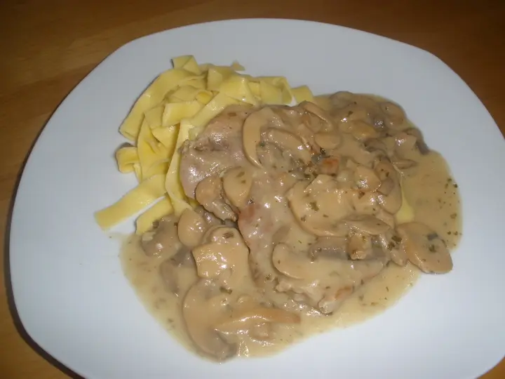 Champignonschnitzerl mit Bandnudeln