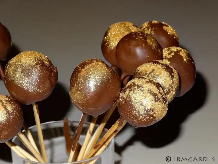 Marzipan-Amarenakirschen-Pralinen