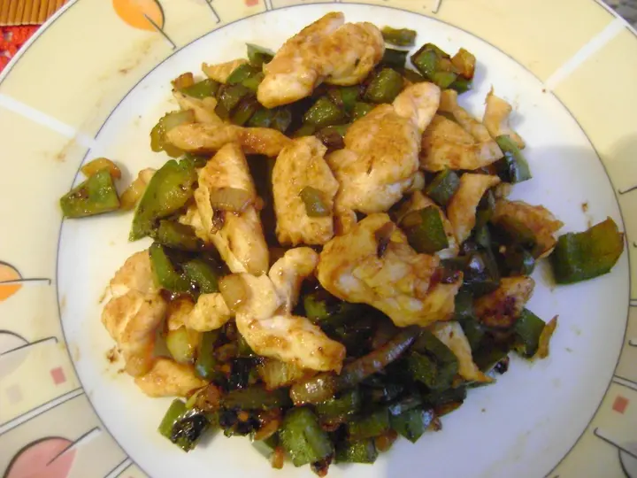 Hähnchenbruststreifen auf Paprikagemüse