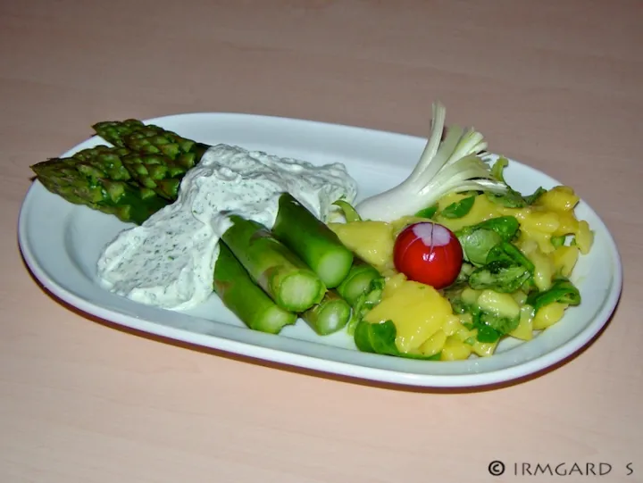 Grünspargel mit Kräuterdip