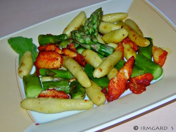 Tilapiafilet mit Grünspargel und Schupfnudeln