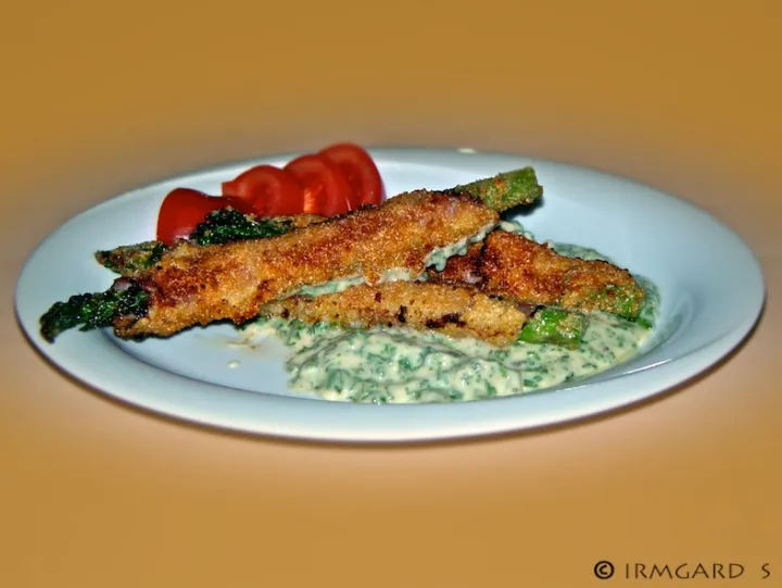 Gebackener Spargel mit Kräuter-Käse-Sosse