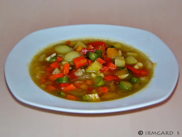 Bunte Gemüsesuppe