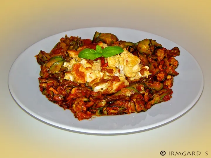 Gebackener Halloumi mit Zucchinigemüse