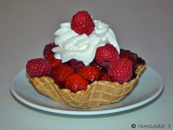 Waffelblüte mit Himbeeren und Erdbeeren