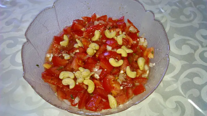 Tomatensalat mit Cashewkernen 