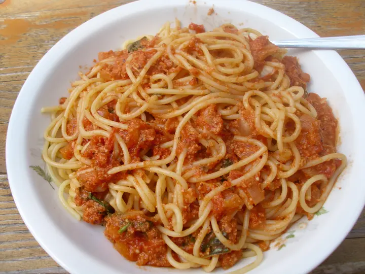 Spaghetti mit Paradeiser-Nuss-Sauce  