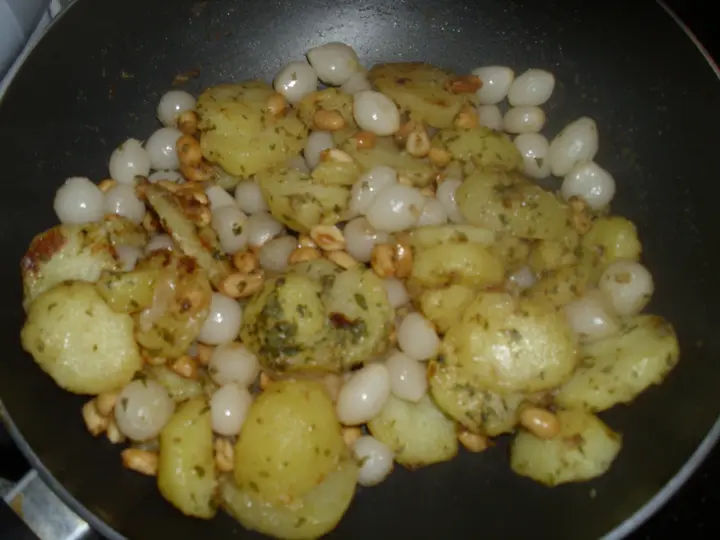 Schalottengröstl mit Erdnüssen und Erdäpfeln