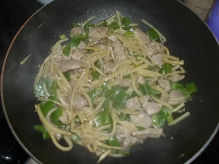 Schweinefleisch mit Paprika und Bambus