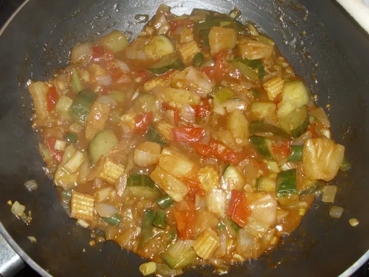 Süßsaures Gemüse-Obst-Curry