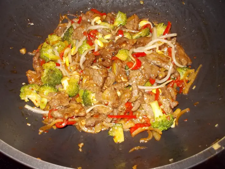 Rindfleisch mit Brokkoli im Wok