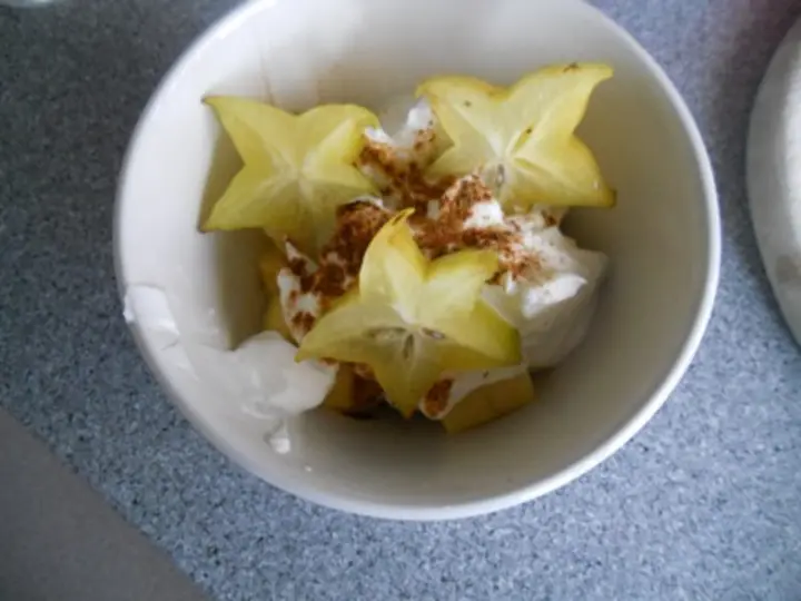 Griechischer Joghurt mit Karambol