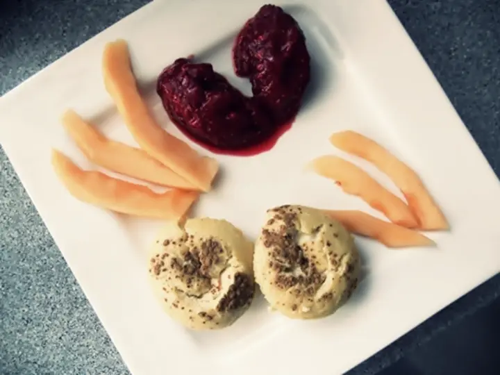 Zuckerfreies Grießküchlein mit zuckerfreien Erdbeersorbet