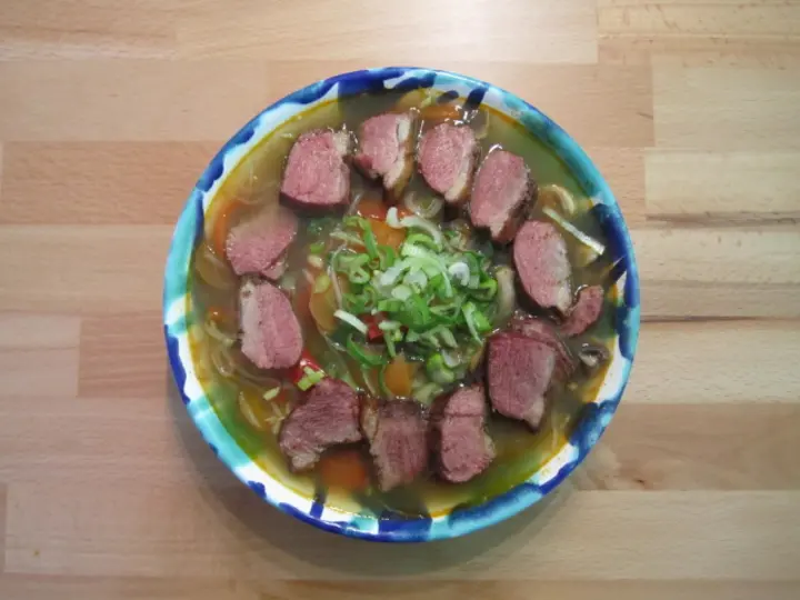 Entensuppe mit Frühlinszwiebeln