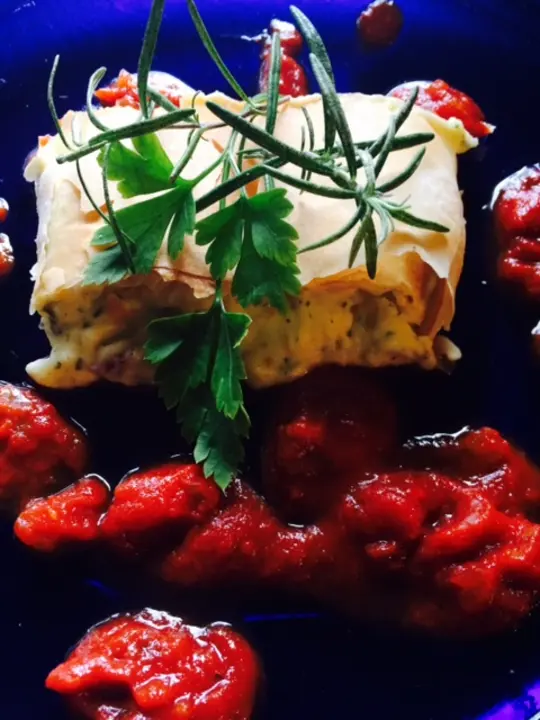 Erdäpfelstrudel mit Kräuter und Speck