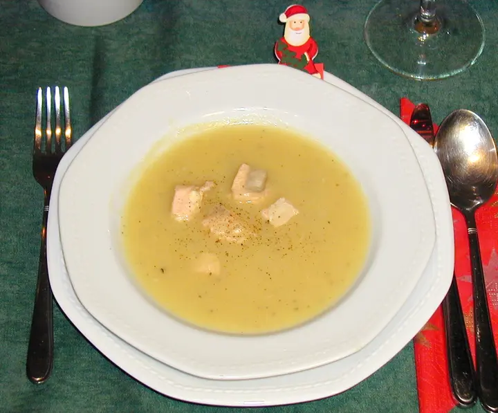 Erdäpfelcremesuppe mit Lachswürfeln