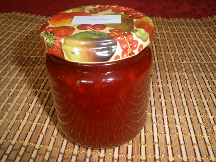 Erdbeermarmelade mit Hollunderblüten 