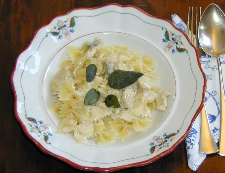 Farfalle mit Huhn und Salbei