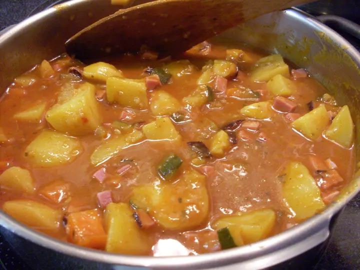 Feuriges Erdäpfelgulasch