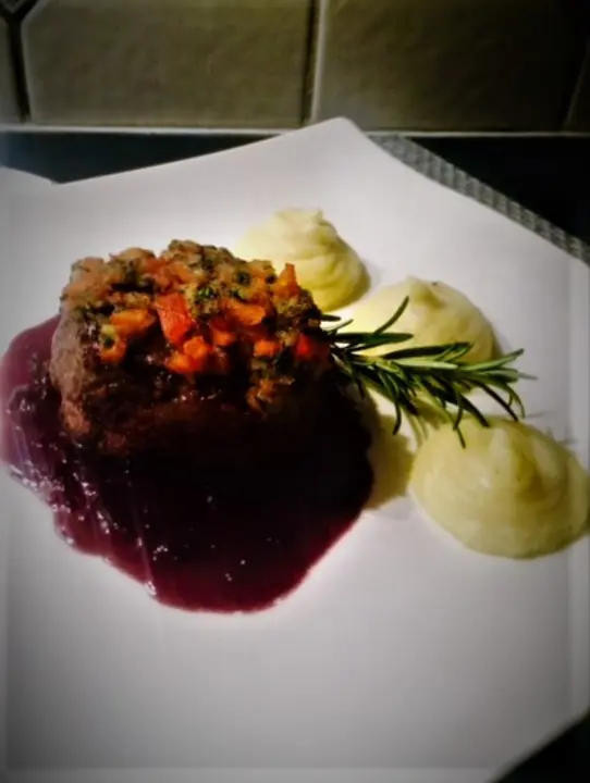 Filetsteak/Rotweinzwiebeln/Kräuter-Rindermark Kruste