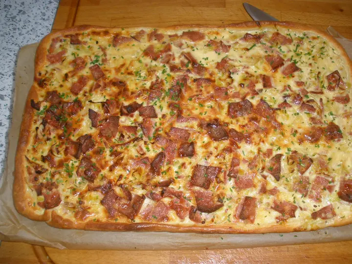 Flammkuchen mit Leberkäse